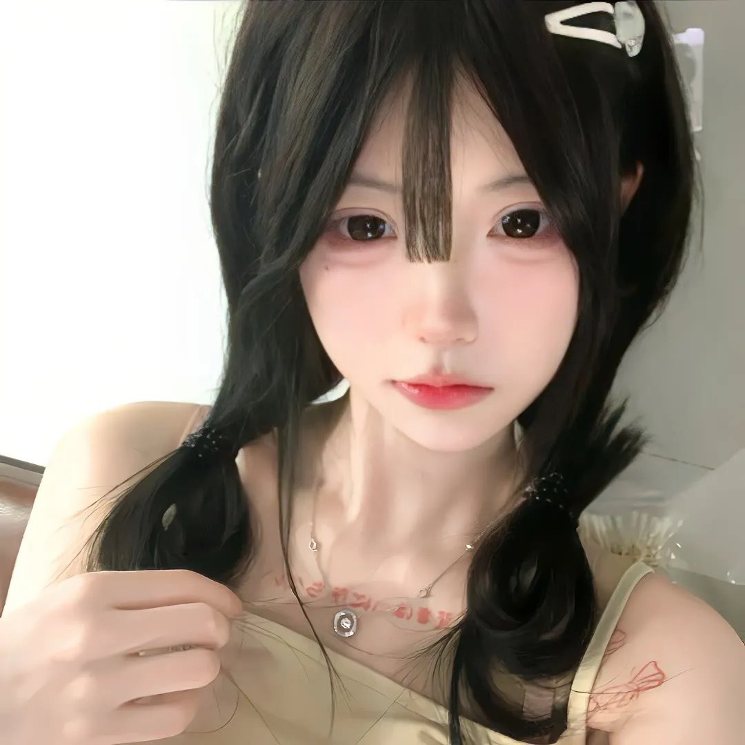 穿白丝绸的女人
